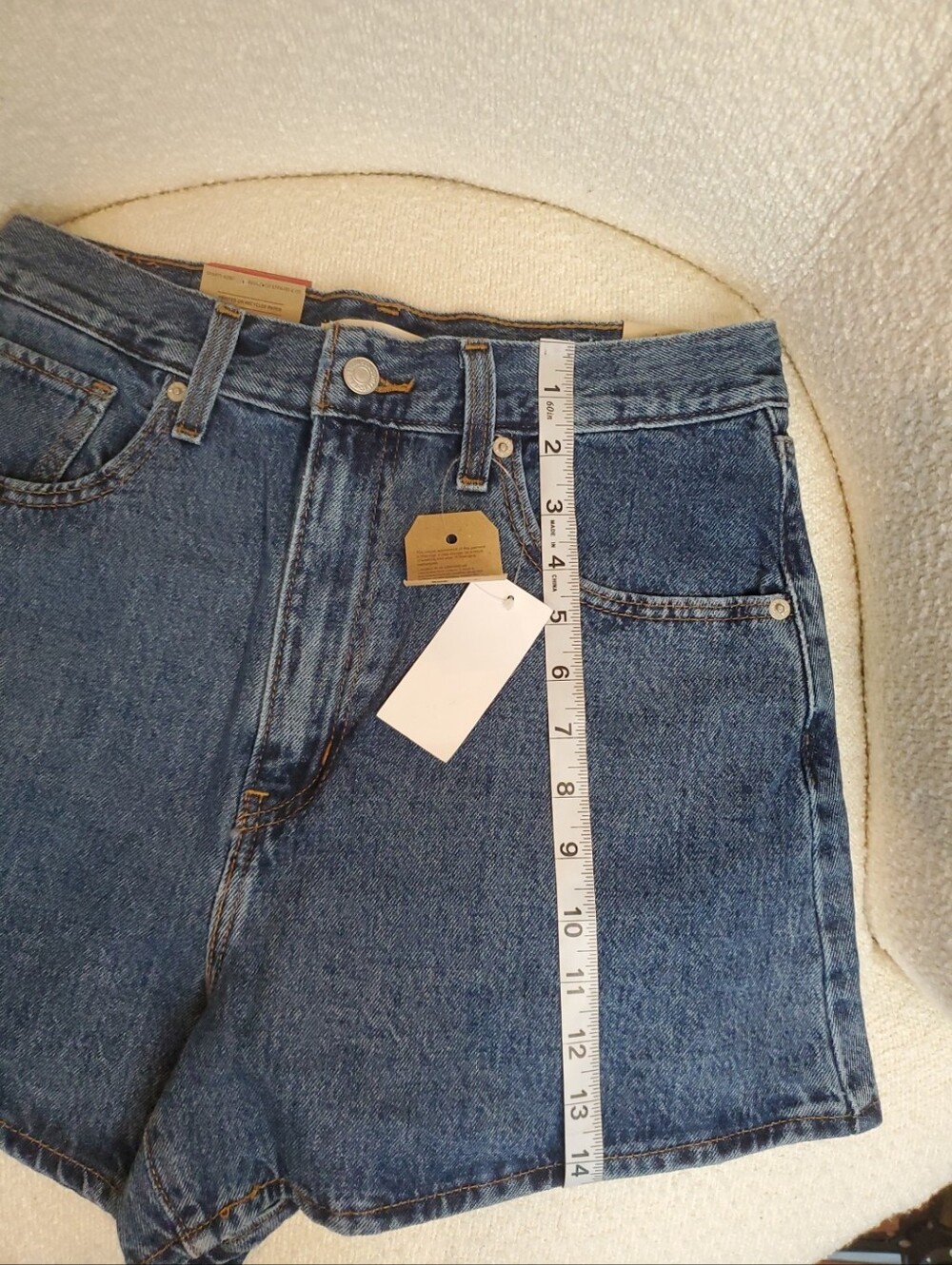 NWT Levi's Classic High-Waist Mom Denim Shorts in Blue Womans Size 30 (Size 10) - Picture 5 of 6